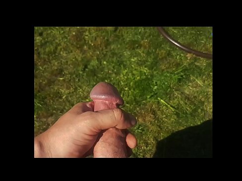❤️ Vroča lepotica dobi svojo rožnato pičko, ki jo jebe, in se zraven cmeri s curkom na poletnem vrtu ❤❌ Porn video na sl.shufflesex-com.ru ❤